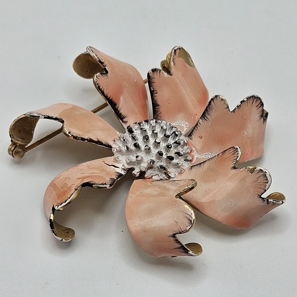VINTAGE Weiss Signed 3D Pink Enamel Flower Gold Tone Brooch Pin